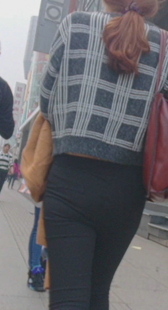 黑紧打底裤真会扭