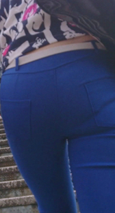 性感蓝裤上楼梯