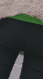 黑裤等车少妇夹不紧