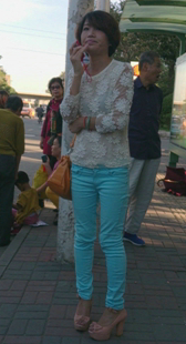 细高跟蓝裤少女