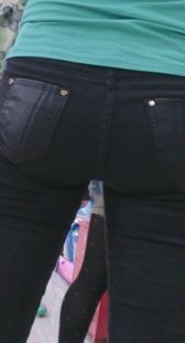 超市丰臀黑紧裤