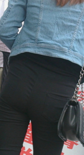 大屁股黑裤牛仔衣