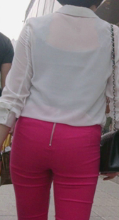 红裤包臀扭成这样