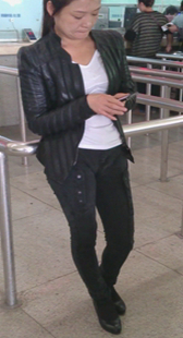 黑裤少妇玩手机