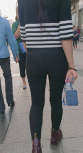 黑紧打底裤走路变形