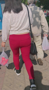 街拍红裤大屁股