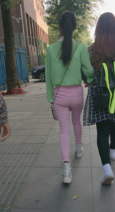 粉裤小妹身材不错