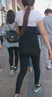 两黑一白三少妇