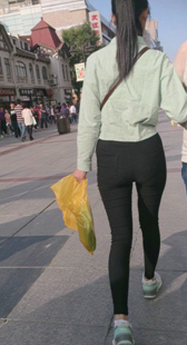 黑紧布裤大而饱满