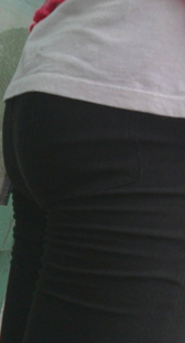 公交站等车黑裤