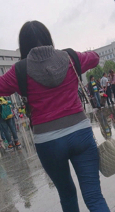 街拍包臀蓝紧裤小妹