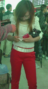 红色布裤包臀少妇