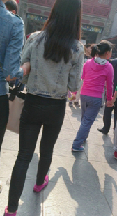 街拍紧绷黑裤小妹