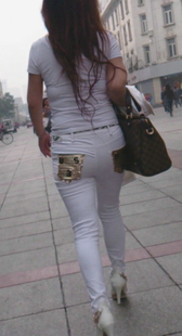 白紧圆臀扭成这样