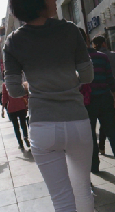 街拍紧身白裤透明内痕