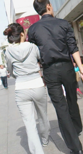 灰裤小少妇配这么高男友