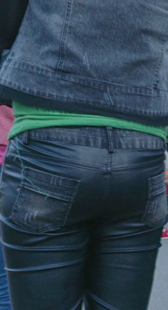 等车黑裤少妇视频