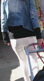 年轻白紧包臀小妹