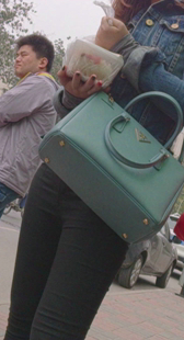 长腿黑裤小妹等车