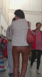 超紧黄色皮裤少妇