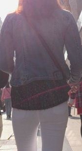 白裤小妹走中间