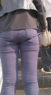 大屁股蓝裤上电梯