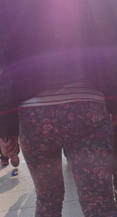 花裤少妇迎着阳光