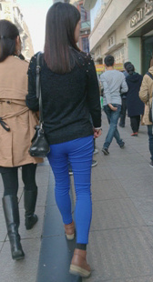 紧身打底蓝裤小妹