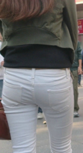 圆臀紧身白裤小妹