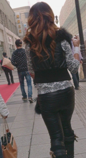 街拍皮裤圆臀少妇