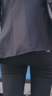 公交站圆臀黑裤