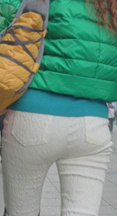 圆臀白紧布裤少女