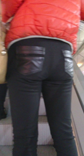 黑裤成熟少妇上电梯