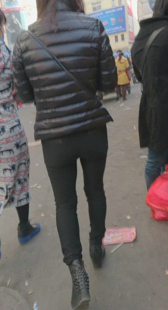 黑裤黑上衣小妹