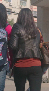 街拍少妇黑宽臀