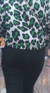 圆臀黑紧布裤成熟少妇