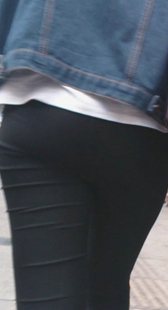 屁股太大黑裤都要撑破了