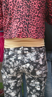 宽臀紧身花裤少妇