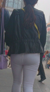 包臀白裤内痕明显