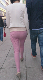 街拍粉裤包臀少妇视频