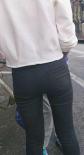 翘臀黑紧裤少妇