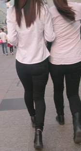 街拍黑裤两姐妹视频