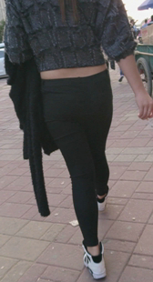 黑裤少妇露小腰