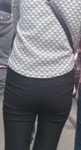 街拍黑裤少妇夹不紧