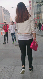 跟拍包臀黑裤少女