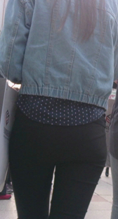 街拍宽臀黑裤少妇视频