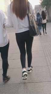 街拍两黑紧布裤姐妹