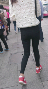 紧身黑裤圆臀小妹