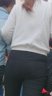 大屁股打底裤美少妇