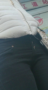 街拍性感黑裤三角区